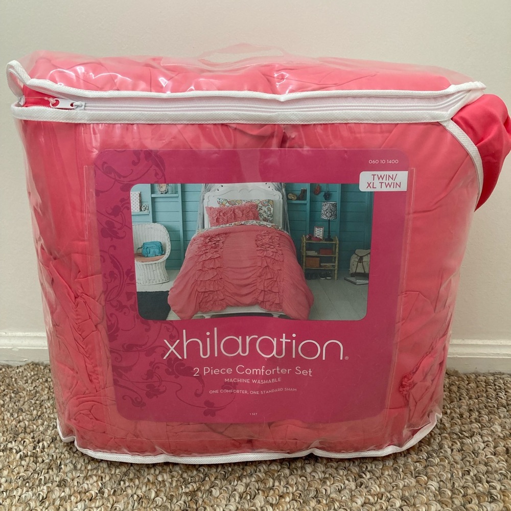 Brand New XL Twin comforter set, good for college dorms beds